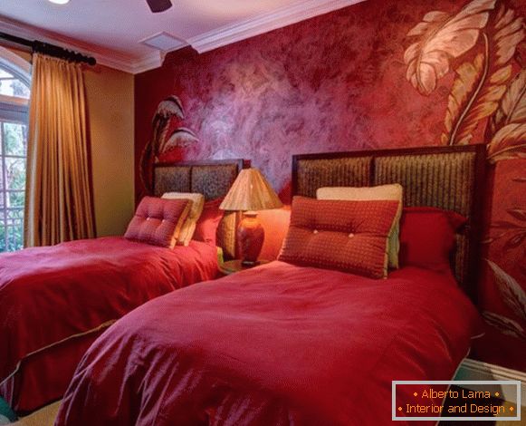Црвена венецијанска штуко слика во внатрешноста на спалната соба