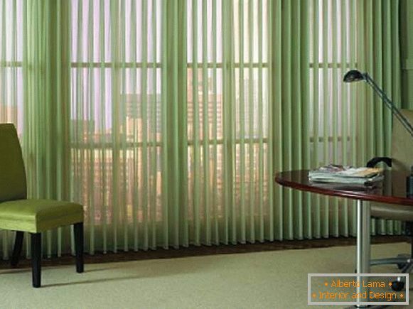 вертикални ролетни на прозорците во канцеларија, фото 17