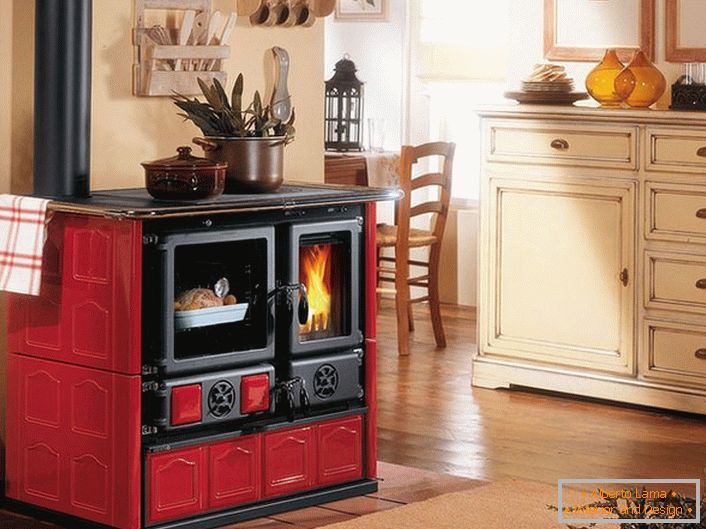 Камин во црвени и црни бои е декорација на кујната во стилот на Прованса.
