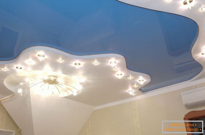 Класична комбинација на сино-бело во дизајнот на истегнување на тавани.