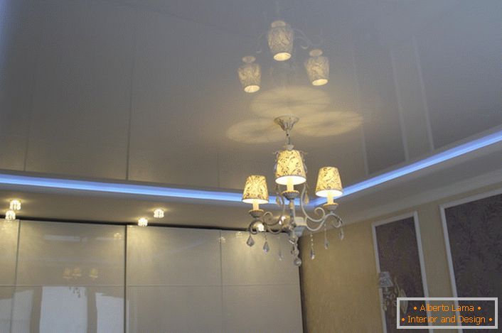 Неонски ленти, делење на нивоата на истегнување на таванот, - невообичаено и спектакуларно осветлување за собата.