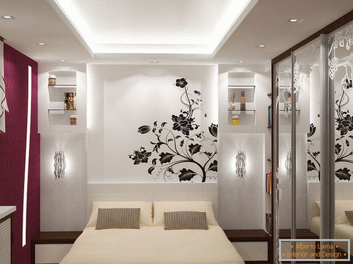 Спалната соба е мал плоштад во бела боја со таванот кој се протега.
