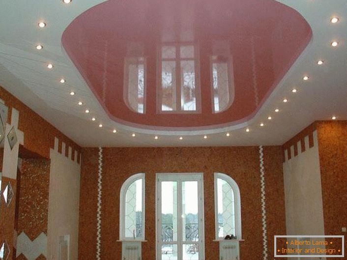 Розова овална се протега таванот со LED осветлување во голема просторија во селска куќа.