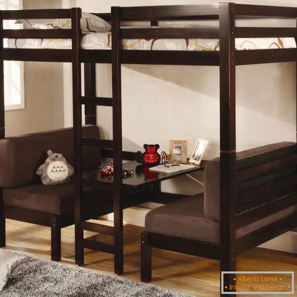 Креветот мансарда со две софи долу