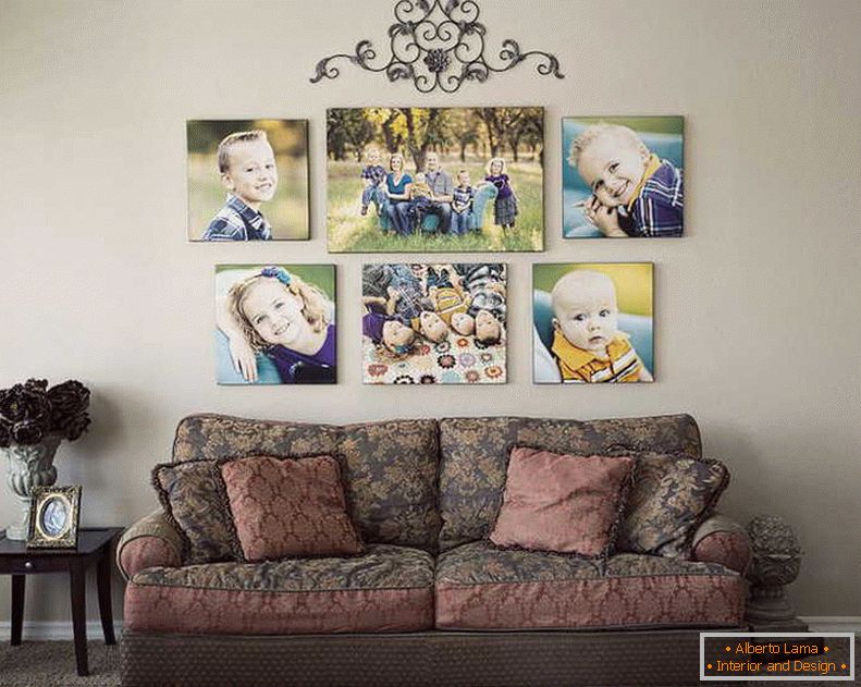 Семејни фотографии на стене в интерьере