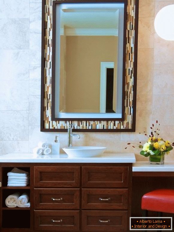 Модерно огледало во рамката за купатило
