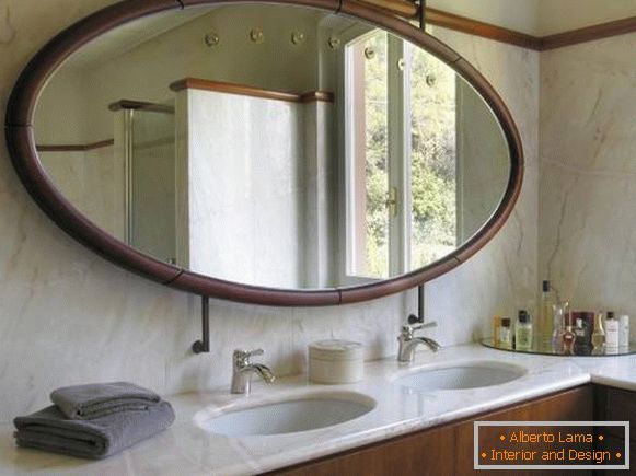 Големо овално огледало во бањата