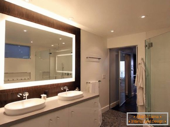 Правоаголно огледало со осветлување во бањата