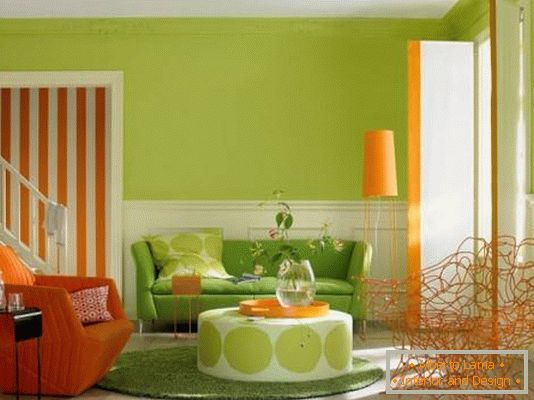 Дизајн на дневна соба во светли бои