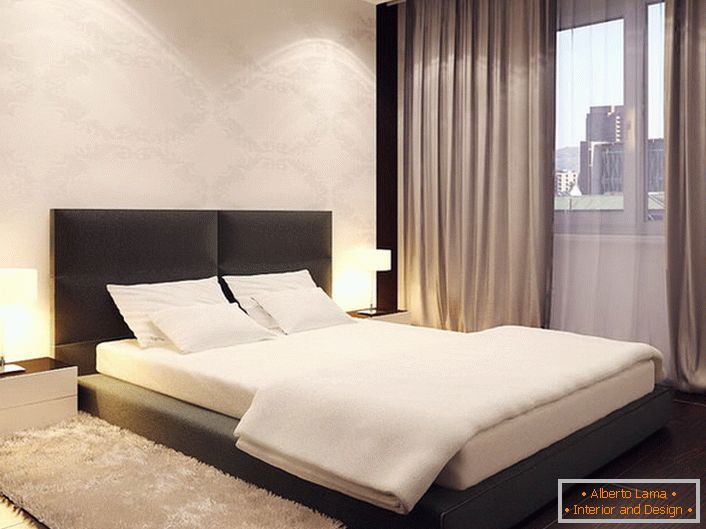 Креветот во минималистички стил личи на низок подиум. Високата мека навлака го прави дизајнот помек и неспокоен.