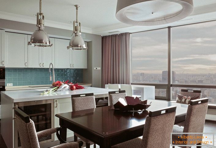 Панорамски прозорци - идеална опција за кујната во стилот на еклектицизам. Доста природните осветлување ја прави собата лесна и воздушна.