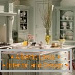 Внатрешноста на кујната во куќата во стилот на Прованса