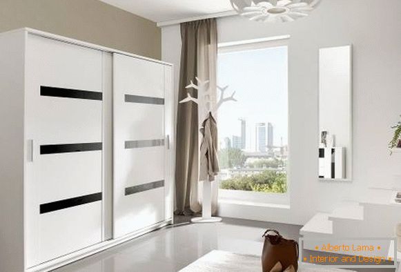 Модерен дизајн на гардеробите во ходникот во бела боја