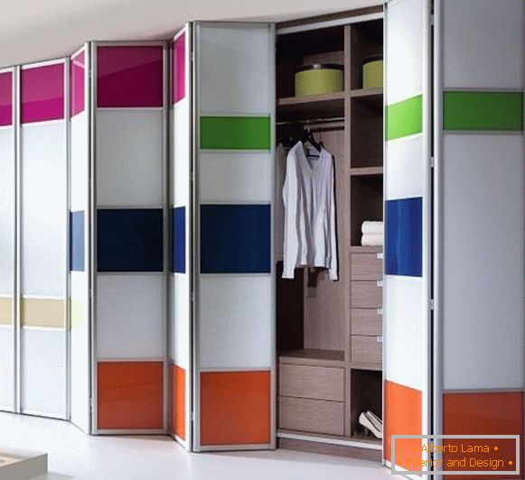Вградени гардероби во ходникот - слика со хармоника за врата