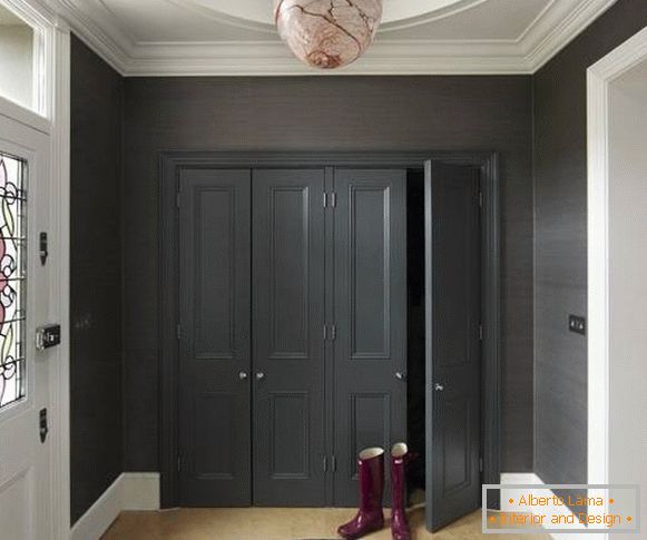 Вграден гардероб во црна боја во ходникот на приватна куќа