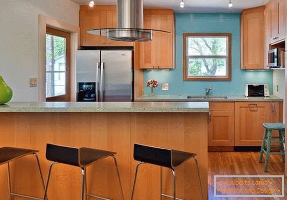 Комбинација со сина боја во внатрешноста на кујната
