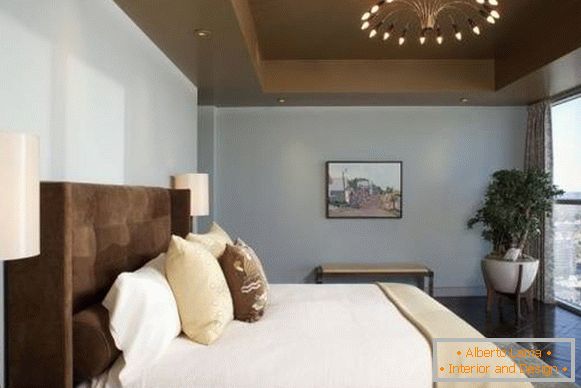Спална соба со сини ѕидови и кафеави детали