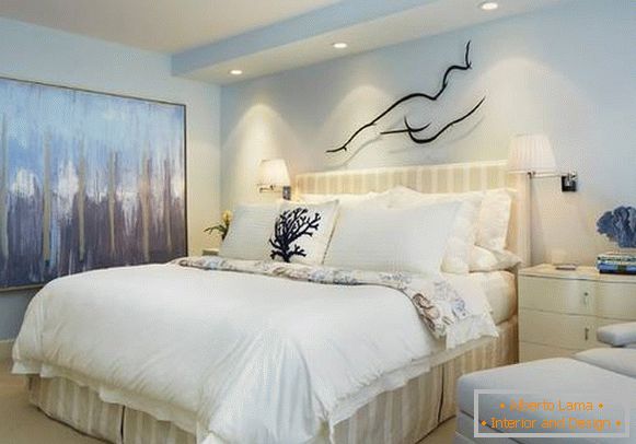 Бела сина внатрешност на спалната соба - фото во модерен стил