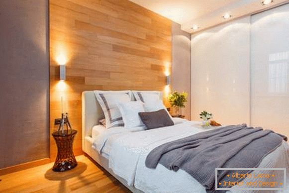 Бела вградена гардероба во спалната соба со осветлување