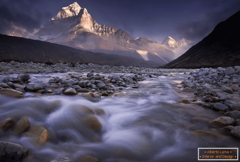 Планинска река на Непал