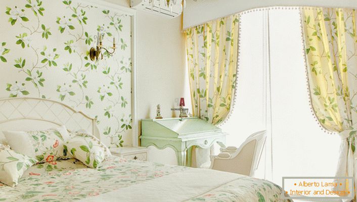 Цветни мотиви кои се користат за декорирање на ѕидовите во соба за девојки, исто така, можат да се проследат на завеси и постелнини. 