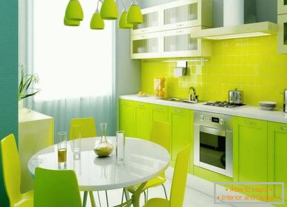 Прекрасна зелена кујна во внатрешноста на станот