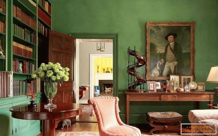Соба декорацијаы с зелеными обоями в классическом стиле