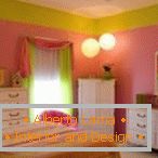 Спална соба во зелена и розева боја