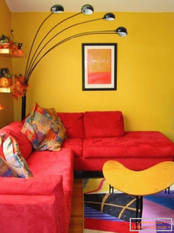 Црвен тросед во жолта дневна соба