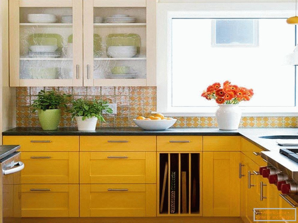 Кујнски мебел со жолта фасада