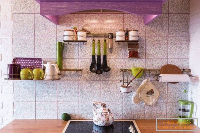 Виолетова акценти во внатрешноста на кујната