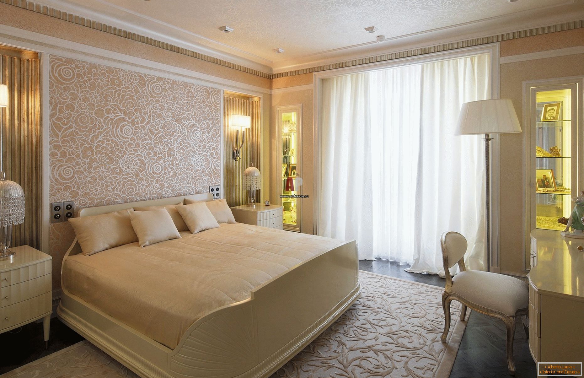 Праска и златни нијанси во дизајнот на спалната соба